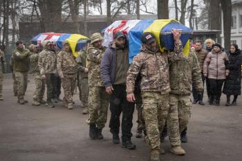 Gruusia leegioni vabatahtlikud kannavad teisipäeval, 12. märtsil 2024 Ukrainas Kiievis toimunud matusetseremoonial kaaslaste Nodar Nasirovi (28) ja Georgia Gogilašvili (40) kirste, kes hukkusid lahingus Vene vägedega (Efrem Lukatsky)