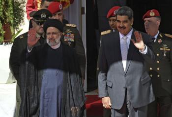 Iraani president Ebrahim Raisi ja Venezuela president Nicolas Maduro lehvitasid Caracase Miraflorese presidendipalees 12. juunil 2023 Raisile pühendatud tervitustseremoonial. (Foto Yuri Cortez/AFP Getty Images kaudu)